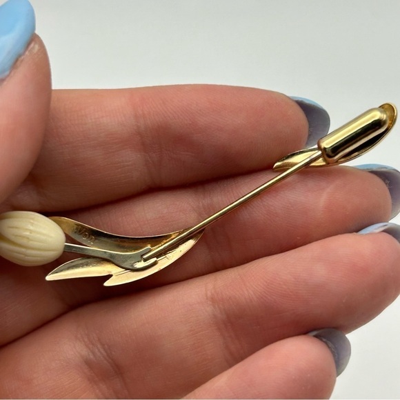 Vintage Avon Gold Tone Floral Stick Pin with White Cream Rose and Leaves - Picture 2 of 6